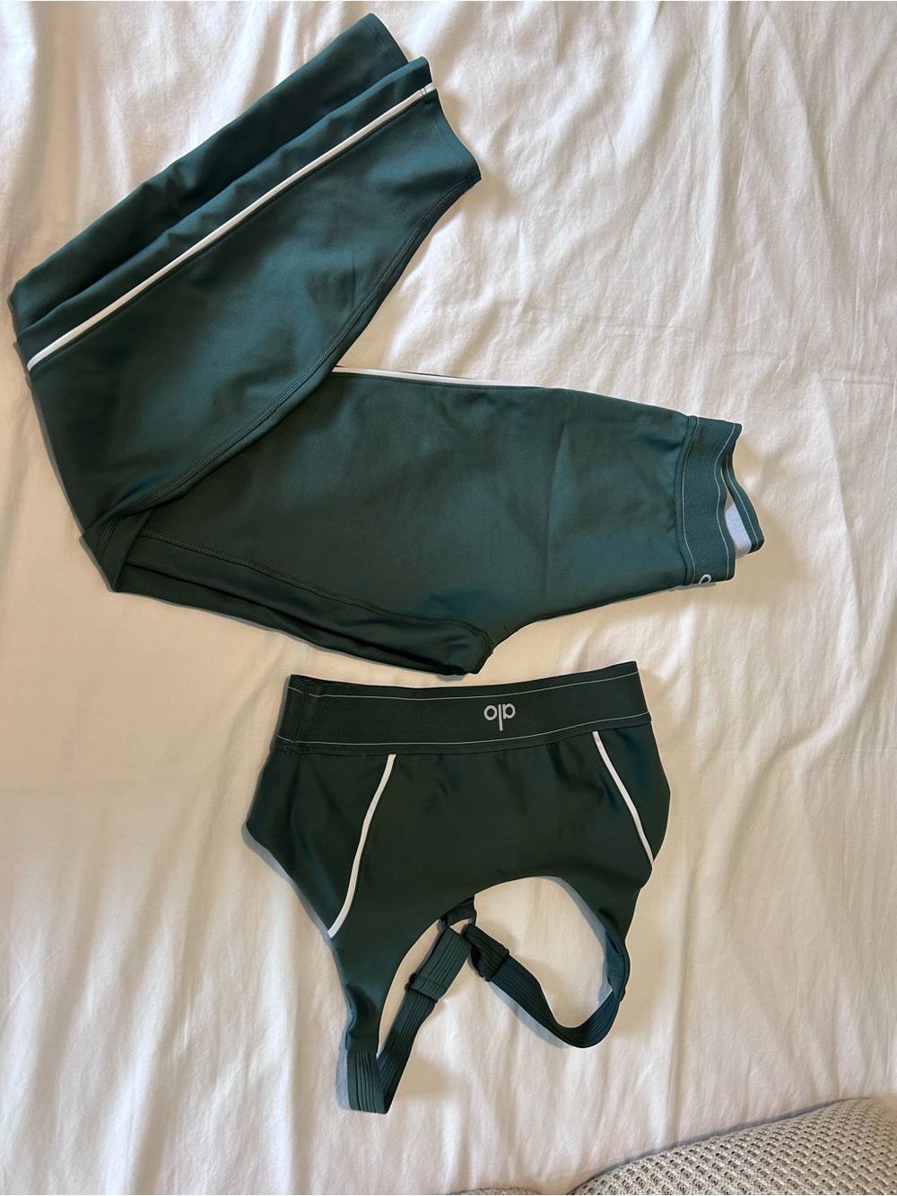 ALO Airlift  Clover Leggings (S) and Bra (M) Set with White Trim